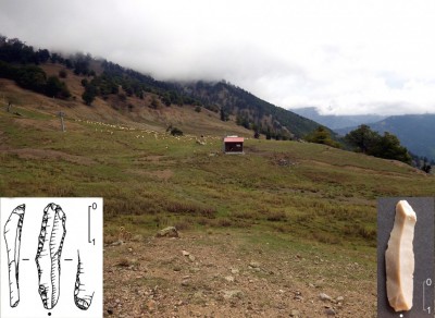 Figure 5. General view of Vasilitsa (VSL) eastern upper slope, from which lithics of different ages have been recovered; the backed bladelet on the left is from VSL-16, the unretouched bladelet on the right from VSL-7δ (photographs and drawing by P. Biagi).